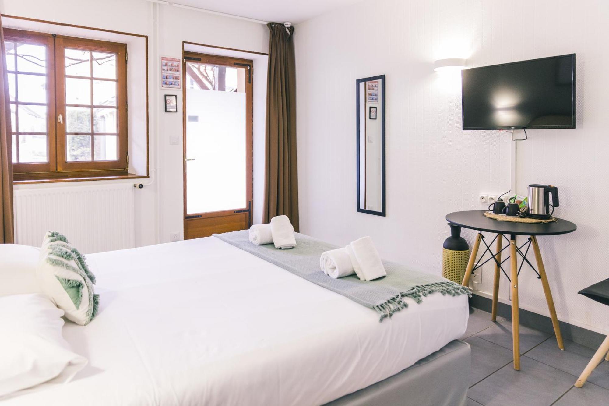 Logis Hotel & Restaurant Le Soleil D'Or Montigny-la-Resle Εξωτερικό φωτογραφία