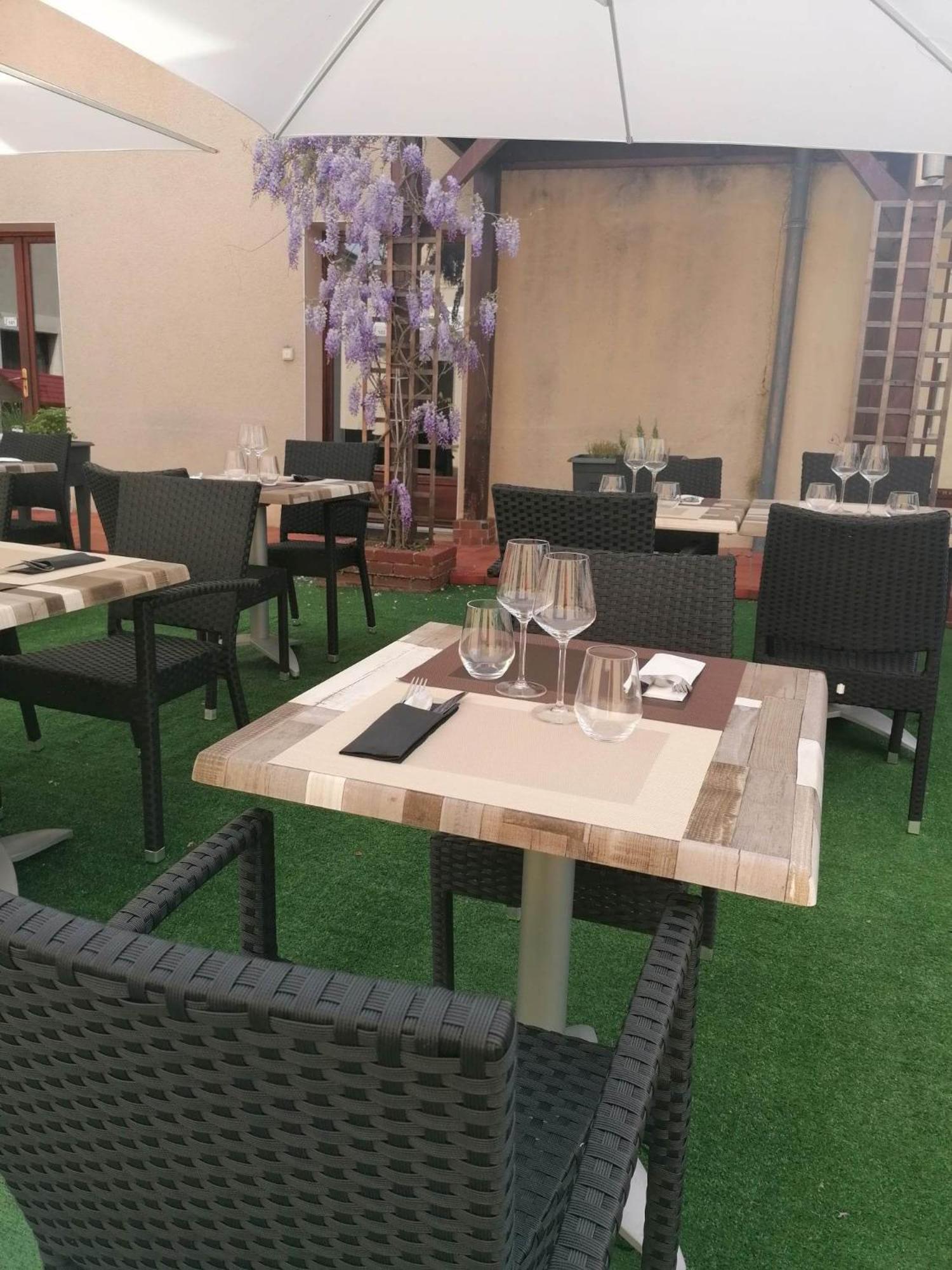 Logis Hotel & Restaurant Le Soleil D'Or Montigny-la-Resle Εξωτερικό φωτογραφία